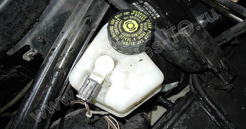 Сколько тормозной жидкости в системе мерседес