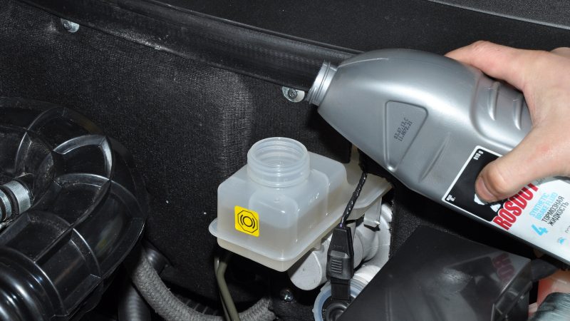 Как поменять жидкость в тормозной системе автомобиля