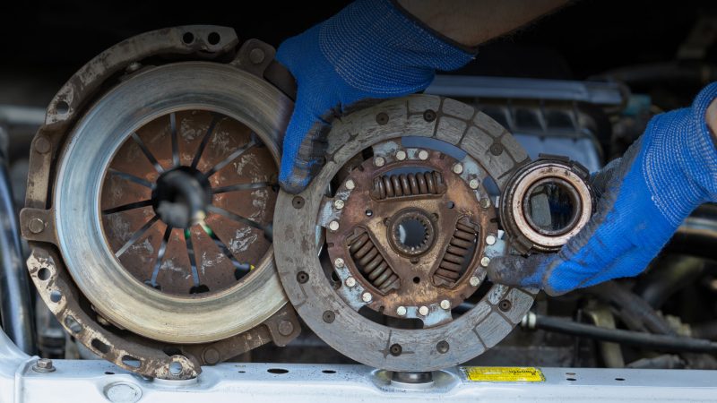 Машина двигается при выжатом сцеплении