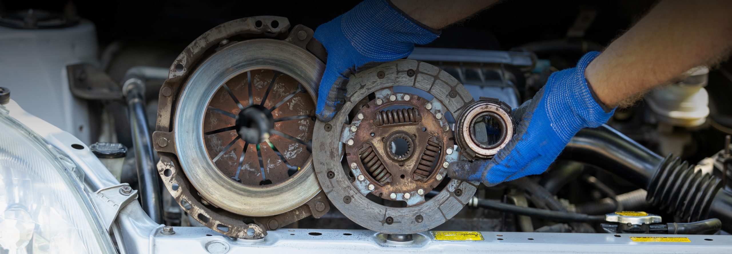 Машина двигается при выжатом сцеплении