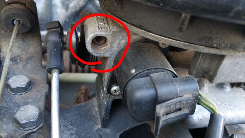 При выжатом сцеплении машина едет опель