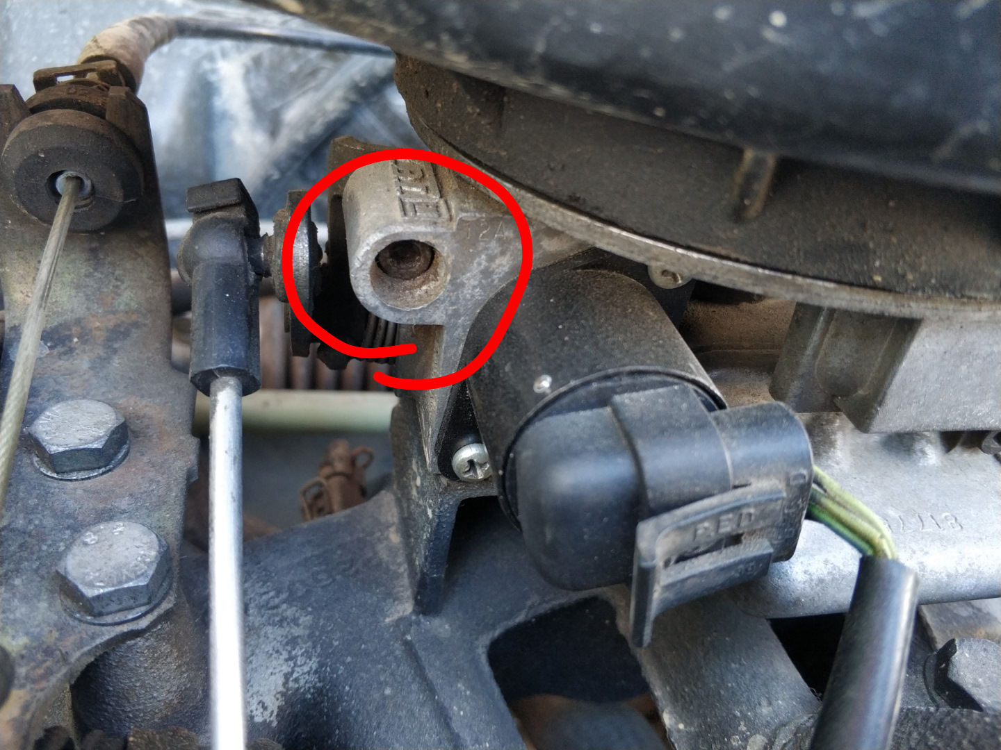 При выжатом сцеплении машина едет опель