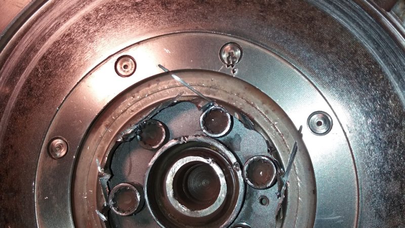 Стук в машине при нажатии сцепления