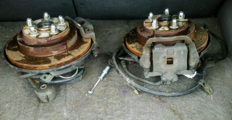 Выжимаешь сцепление машина тормозит